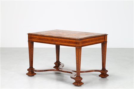 MANIFATTURA OLANDESE DEL XIX SECOLO Tavolo lastronato e intarsiato con scene...