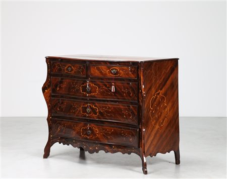 MANIFATTURA OLANDESE DEL XIX SECOLO Cassettone a cinque cassetti in noce con...