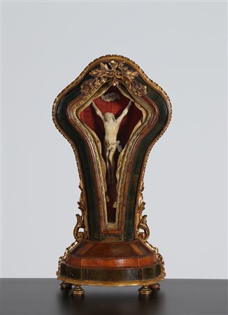 MANIFATTURA VENETA DEL XVIII SECOLO Cristo in avorio in teca di legno di noce...