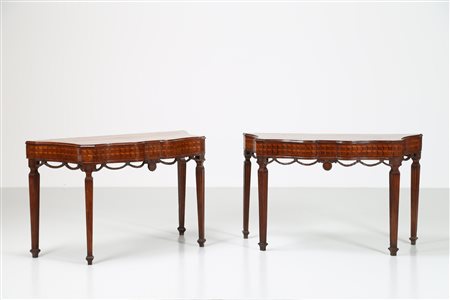 MANIFATTURA LOMBARDA DEL XVIII SECOLO Elegante coppia di consolles mosse ai...