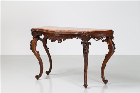 MANIFATTURA VENEZIANA DEL XVIII SECOLO Consolle in noce scolpito a motivi...