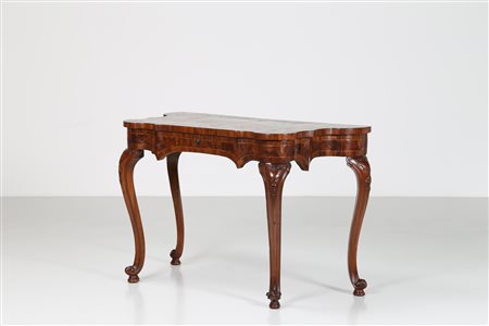MANIFATTURA VENEZIANA DEL XVIII SECOLO Consolle in noce e radica di noce,...