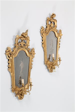 MANIFATTURA VENETA DEL XVIII SECOLO Coppia di lumiere a due fiamme intagliate...