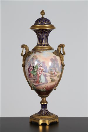 MANIFATTURA FRANCESE DEL XIX SECOLO Vaso in porcellana Sèvres del periodo...