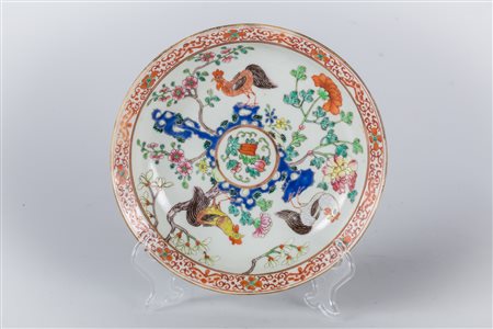 Arte Cinese Piatto in porcellana policroma raffigurante tre galline tra rami...