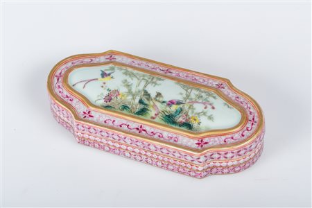 Arte Cinese Scatola in porcellana policroma con coperchio Cina, inizio XX...