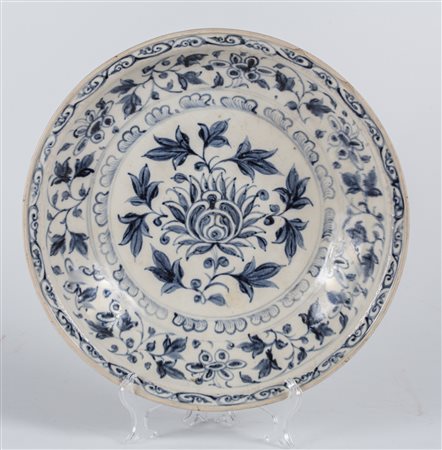 Arte Cinese Piatto in porcellana bianco/blu dipinto con motivi floreali...