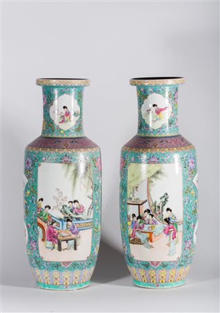Arte Cinese Coppia di grandi vasi a balaustro in porcellana yangcai Cina, XX...