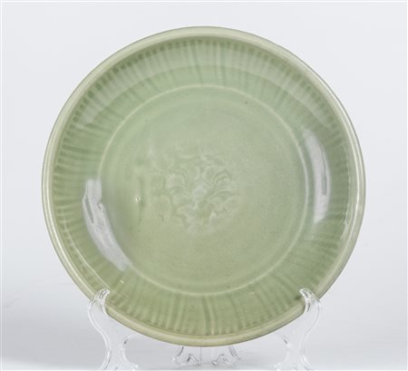 Arte Cinese Piatto celadon con peonia centrale intagliata Cina, XIX secolo ....