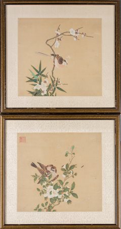 Arte Cinese Coppia di dipinti su seta raffiguranti uccelli su rami fioriti...