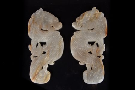 Arte Cinese Coppia di placche in giada intagliate in forma di chilong Cina,...