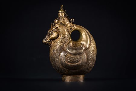 Arte Cinese Piccola fiasca in bronzo o argento sbalzato in forma di animale...