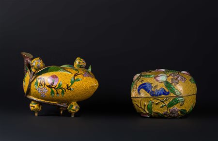 Arte Cinese Coppia di scatole in forma di frutti in metallo decorato con...