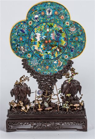Arte Cinese Placca cloisonnè con supporto in legno intagliato Cina, fine XIX...