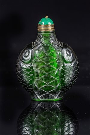 Arte Cinese Tabacchiera in vetro verde di Pechino intagliato con pesci e onde...