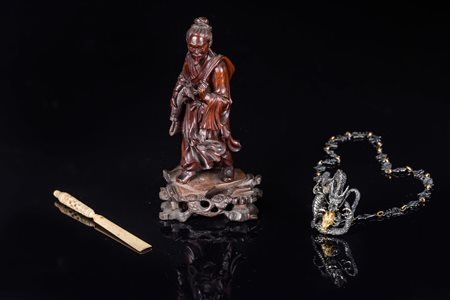 Arte Cinese Lotto composto da: una spatola in avorio, un ciondolo ed una...