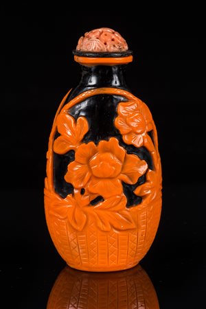 Arte Cinese Tabacchiera nera in vetro di Pechino con fiori arancioni e tappo...