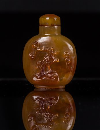 Arte Cinese Tabacchiera in agata intagliata con fenice Cina, XIX - XX secolo...