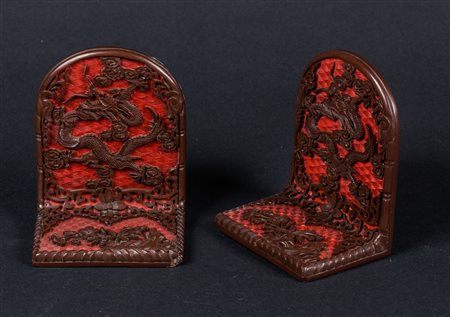 Arte Cinese Lotto composto da due fermalibri in lacca rossa Cina, XX secolo ....