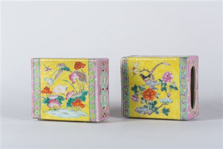 Arte Cinese Coppia di poggiatesta in porcellana policroma Cina, XIX secolo ....