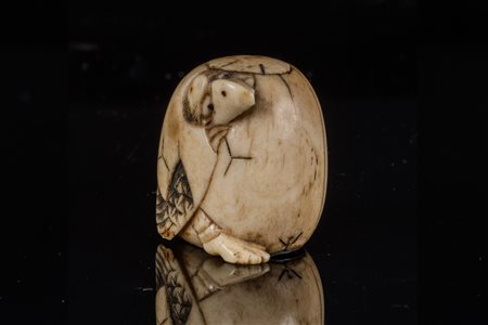 Arte Giapponese Netzuke in avorio raffigurante un animale che esce dall'uovo...