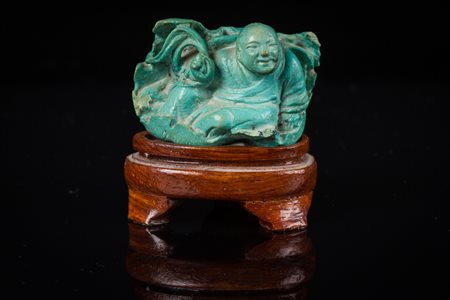 Arte Cinese Piccolo Lohan in turchese su base in legno Cina, XIX secolo . -....