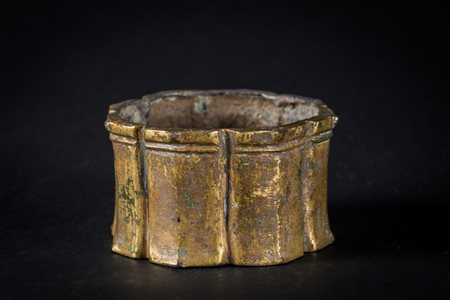 Arte Cinese Elemento in bronzo dorato in forma di fiore di loto Cina, periodo...