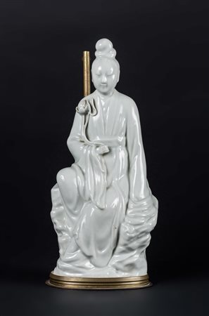 Arte Cinese Bianco di Cina raffigurante Guanyin con tracce di un montaggio a...