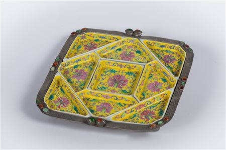 Arte Cinese Antipastiera in porcellana policroma su fondo giallo Cina, XIX...