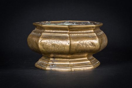 Arte Cinese Recipiente ottagonale in bronzo inciso con fiori Cina, XIX secolo...