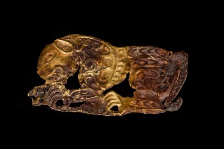 Arte Cinese Placca Ordos in lamina decorata a repoussé raffigurante un leone...