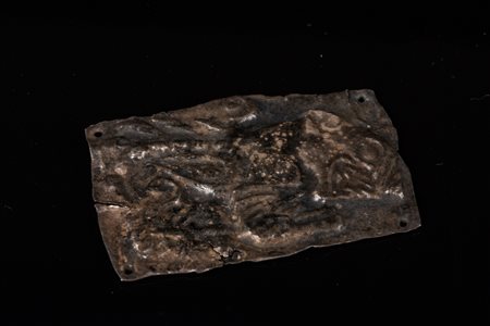 Arte Cinese Placca Ordos in lamina di bronzo decorato a repoussé con figura...