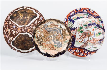 Arte Giapponese Lotto composto di tre piatti: un Satsuma, un Imari e un...