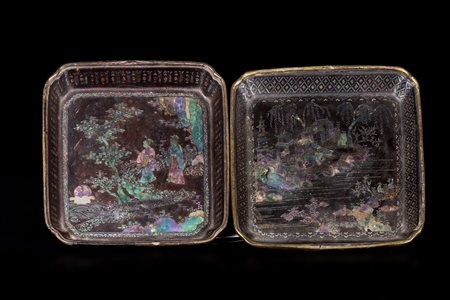 Arte Cinese Coppia di piccoli vassoi in lacca nera decorata con inserti in...