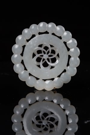 Arte Cinese Intaglio in giada bianca circolare con fiore traforato centrale...