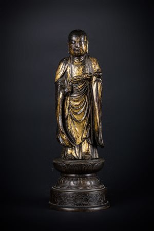 Arte Giapponese Personaggio stante in bronzo dorato in stile Kamakura...