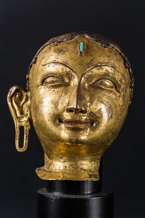 Arte Himalayana Testa in rame dorato raffigurante Tara bianca Tibet, XVII...
