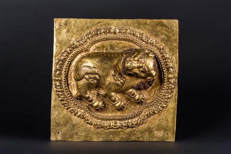 Arte Himalayana Sbalzo in rame dorato raffigurante un leone Tibet, XVII...