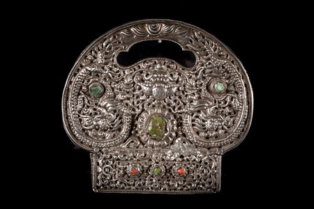 Arte Himalayana Placca in argento sbalzato Tibet, XIX secolo . -. Cm 16,00 x...