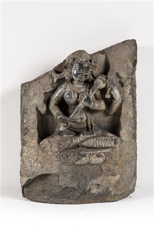 Arte Indiana Scultura in pietra scura raffigurante Sarasvati India...