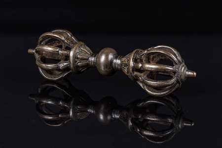 Arte Himalayana Vajra in bronzo Tibet, XVII secolo . -. Cm 13,70. Strumento...