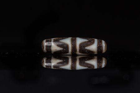 Arte Himalayana Dzi con chevron . -. Cm 1,00 x 4,00. Arte Himalayana Dzi with...