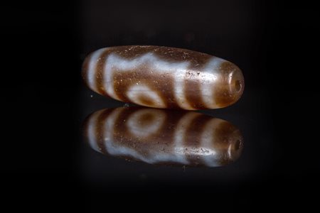 Arte Himalayana Dzi con occhi. -. Cm 3,50. Arte Himalayana A three eyed dzi ....