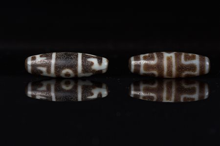 Arte Himalayana Due piccole dzi, una con due occhi ed una con motivi...