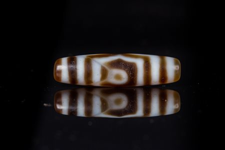 Arte Himalayana Dzi con tre occhi . -. Cm 4,00. Arte Himalayana A three eyed...