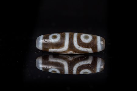 Arte Himalayana Dzi con tre occhi . -. Cm 3,50. Arte Himalayana A three eyed...