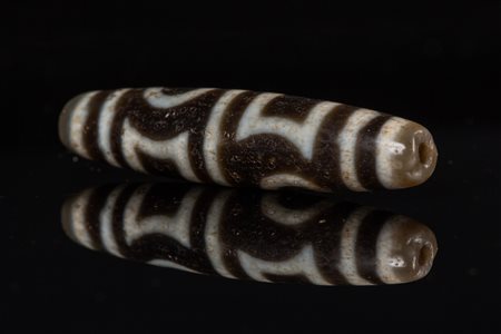 Arte Himalayana Dzi con due occhi . -. Cm 1,00 x 5,00. Arte Himalayana A two...