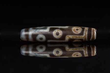 Arte Himalayana Dzi con nove occhi . -. Cm 1,00 x 5,50. Arte Himalayana A...