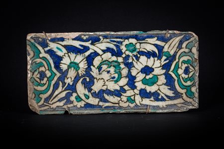 Arte Islamica Mattonella Damasco Siria, XVII secolo . -. Cm 25,00 x 12,00....