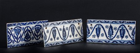 Arte Islamica Tre mattonelle in ceramica con decoro floreale Turchia,...